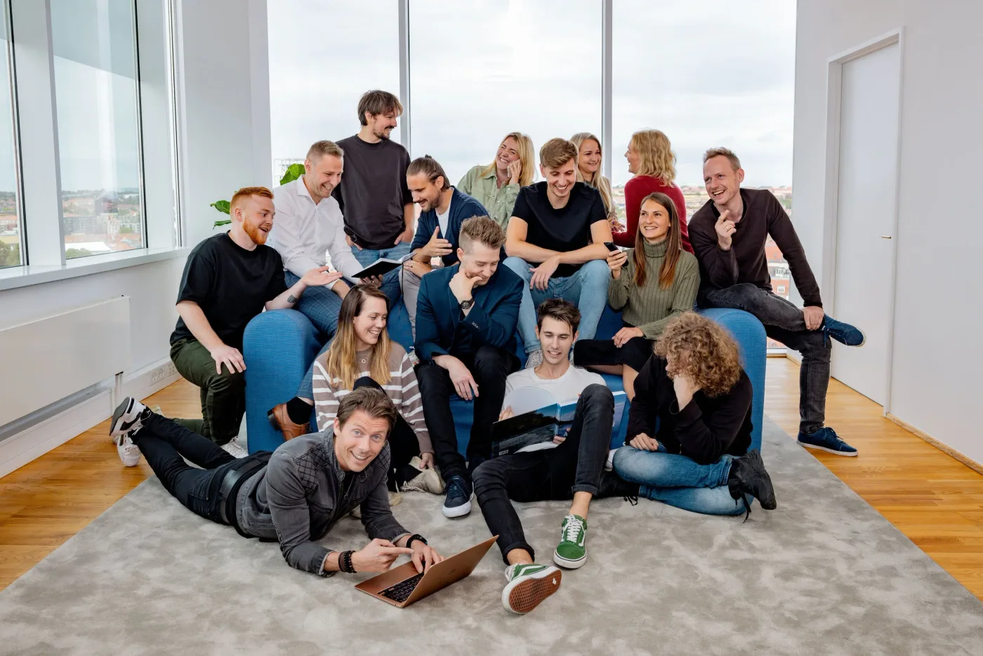 Hele holdet fotograferet sammen på kontoret