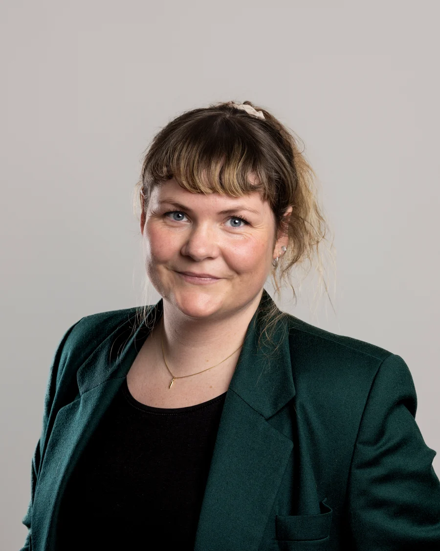 Medarbejderportræt i grøn blazer