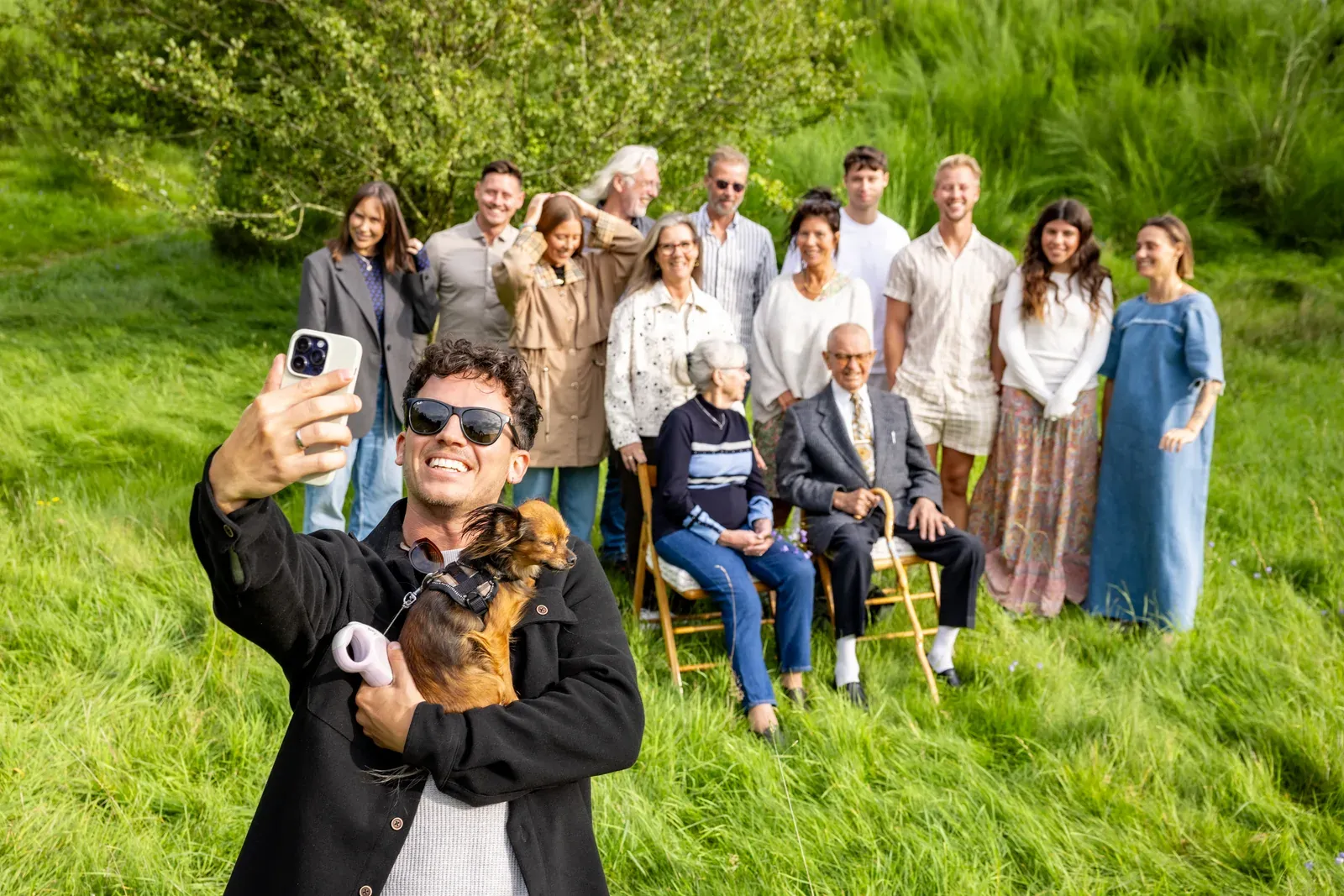 Stor familie fotograferet udendørs i sommerlys